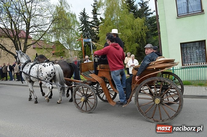 Zdjęcie w galerii na portalu naszraciborz.pl: W Pietrowicach Wielkich szli do cudownego obrazu a potem na obchód pól wiadomości z regionu