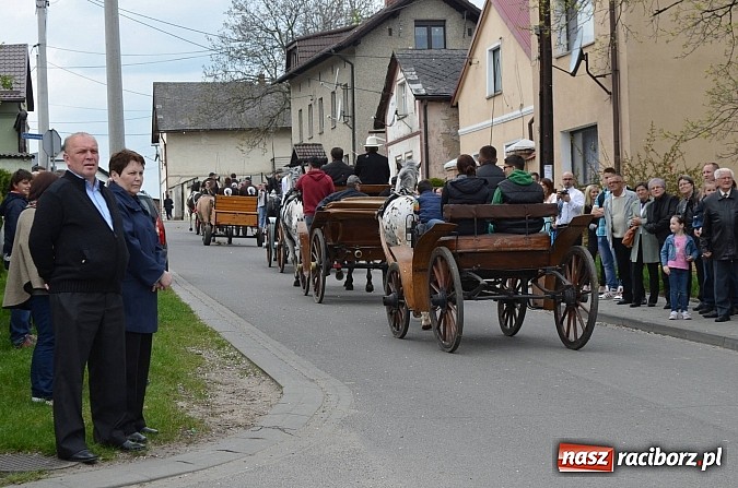 Zdjęcie w galerii na portalu naszraciborz.pl: W Pietrowicach Wielkich szli do cudownego obrazu a potem na obchód pól wiadomości z regionu