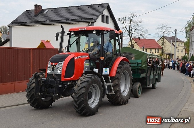 Zdjęcie w galerii na portalu naszraciborz.pl: W Pietrowicach Wielkich szli do cudownego obrazu a potem na obchód pól wiadomości z regionu
