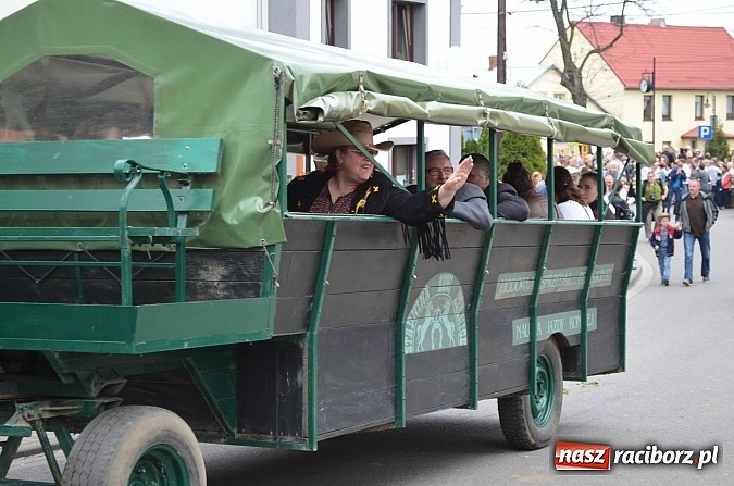 Zdjęcie w galerii na portalu naszraciborz.pl: W Pietrowicach Wielkich szli do cudownego obrazu a potem na obchód pól wiadomości z regionu