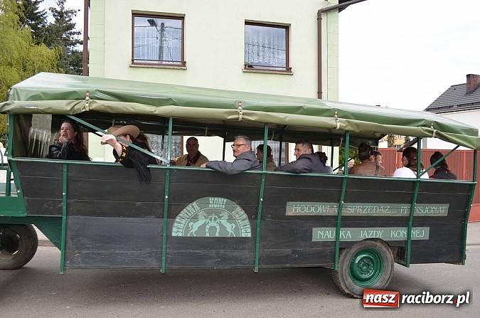 Zdjęcie w galerii na portalu naszraciborz.pl: W Pietrowicach Wielkich szli do cudownego obrazu a potem na obchód pól wiadomości z regionu