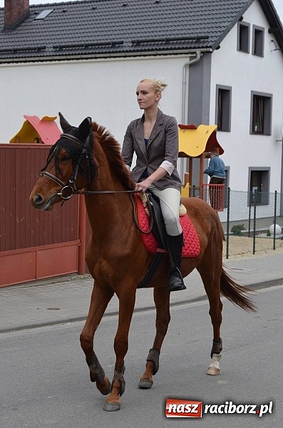 Zdjęcie w galerii na portalu naszraciborz.pl: W Pietrowicach Wielkich szli do cudownego obrazu a potem na obchód pól wiadomości z regionu