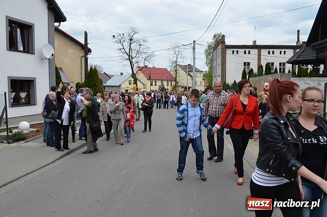 Zdjęcie w galerii na portalu naszraciborz.pl: W Pietrowicach Wielkich szli do cudownego obrazu a potem na obchód pól wiadomości z regionu