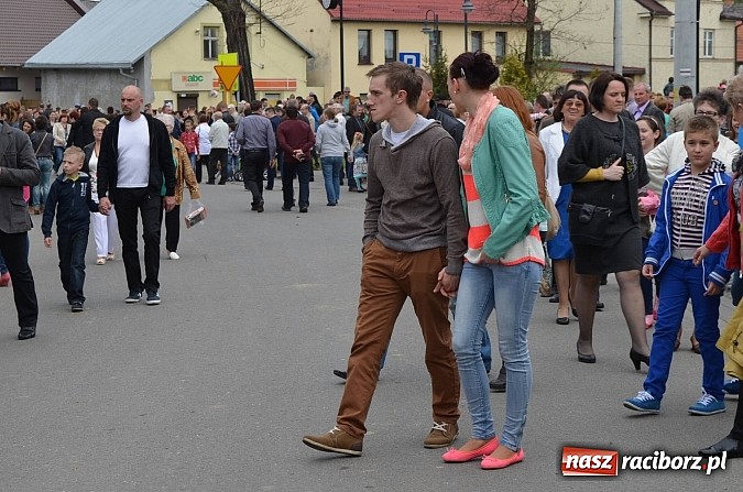 Zdjęcie w galerii na portalu naszraciborz.pl: W Pietrowicach Wielkich szli do cudownego obrazu a potem na obchód pól wiadomości z regionu