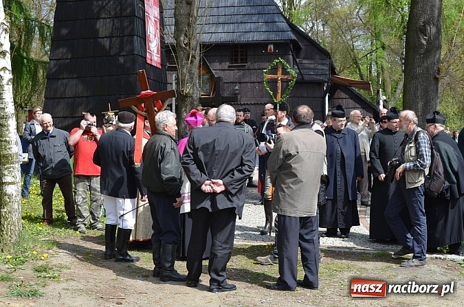 Zdjęcie w galerii na portalu naszraciborz.pl: W Pietrowicach Wielkich szli do cudownego obrazu a potem na obchód pól wiadomości z regionu