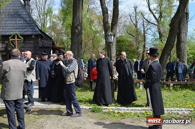 Zdjęcie w galerii na portalu naszraciborz.pl: W Pietrowicach Wielkich szli do cudownego obrazu a potem na obchód pól wiadomości z regionu