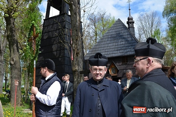 Zdjęcie w galerii na portalu naszraciborz.pl: W Pietrowicach Wielkich szli do cudownego obrazu a potem na obchód pól wiadomości z regionu