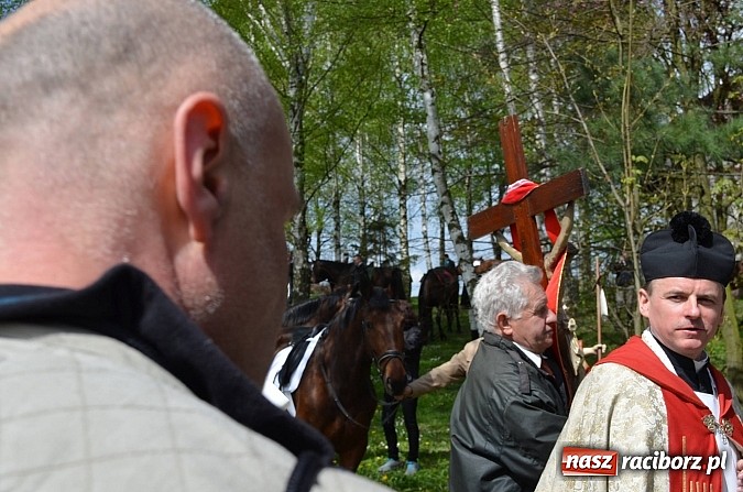 Zdjęcie w galerii na portalu naszraciborz.pl: W Pietrowicach Wielkich szli do cudownego obrazu a potem na obchód pól wiadomości z regionu