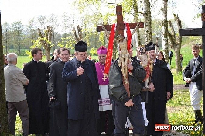 Zdjęcie w galerii na portalu naszraciborz.pl: W Pietrowicach Wielkich szli do cudownego obrazu a potem na obchód pól wiadomości z regionu