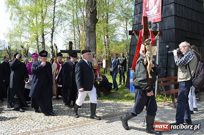 Zdjęcie w galerii na portalu naszraciborz.pl: W Pietrowicach Wielkich szli do cudownego obrazu a potem na obchód pól wiadomości z regionu