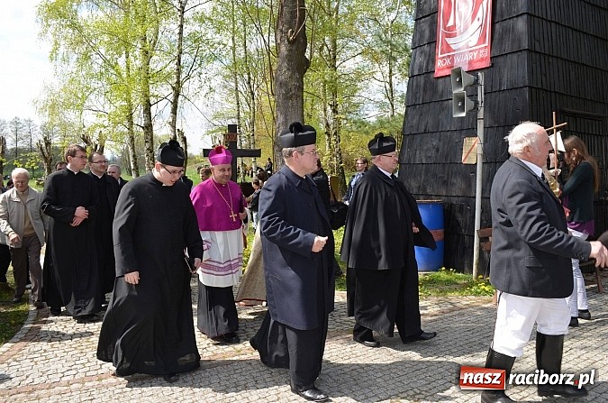 Zdjęcie w galerii na portalu naszraciborz.pl: W Pietrowicach Wielkich szli do cudownego obrazu a potem na obchód pól wiadomości z regionu