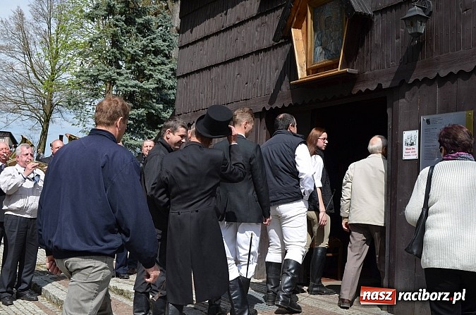 Zdjęcie w galerii na portalu naszraciborz.pl: W Pietrowicach Wielkich szli do cudownego obrazu a potem na obchód pól wiadomości z regionu