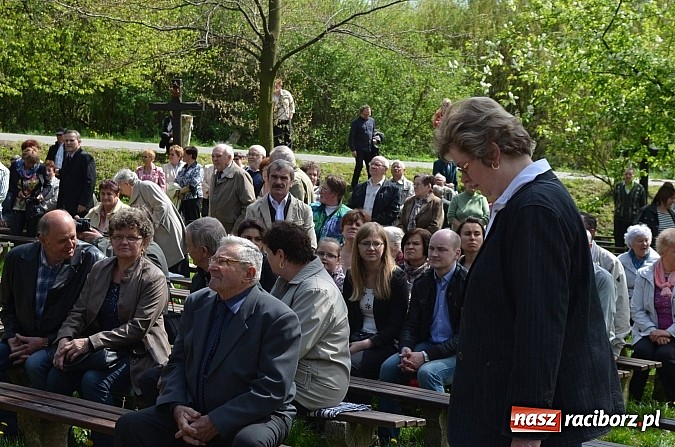 Zdjęcie w galerii na portalu naszraciborz.pl: W Pietrowicach Wielkich szli do cudownego obrazu a potem na obchód pól wiadomości z regionu