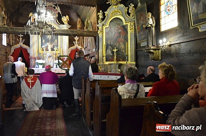 Zdjęcie w galerii na portalu naszraciborz.pl: W Pietrowicach Wielkich szli do cudownego obrazu a potem na obchód pól wiadomości z regionu