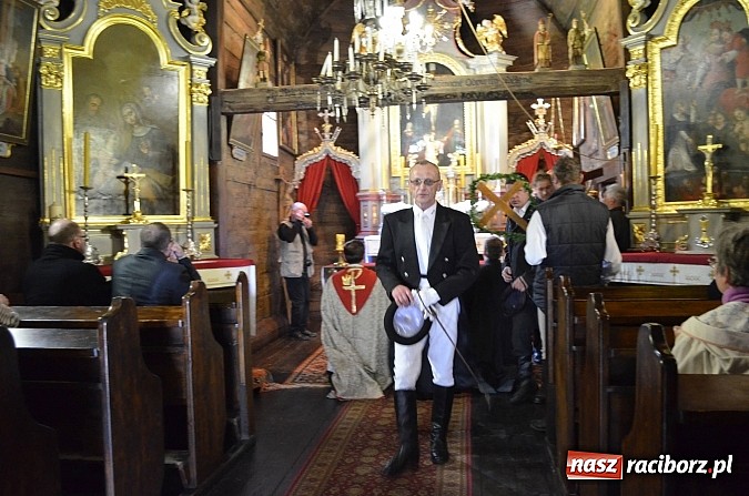 Zdjęcie w galerii na portalu naszraciborz.pl: W Pietrowicach Wielkich szli do cudownego obrazu a potem na obchód pól wiadomości z regionu