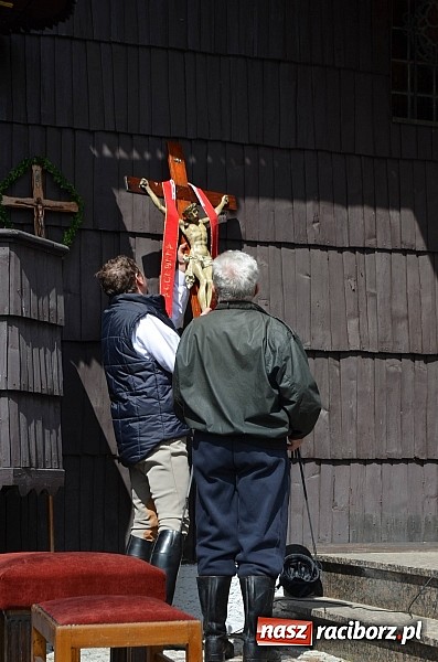 Zdjęcie w galerii na portalu naszraciborz.pl: W Pietrowicach Wielkich szli do cudownego obrazu a potem na obchód pól wiadomości z regionu