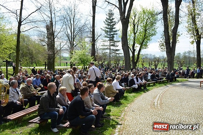 Zdjęcie w galerii na portalu naszraciborz.pl: W Pietrowicach Wielkich szli do cudownego obrazu a potem na obchód pól wiadomości z regionu