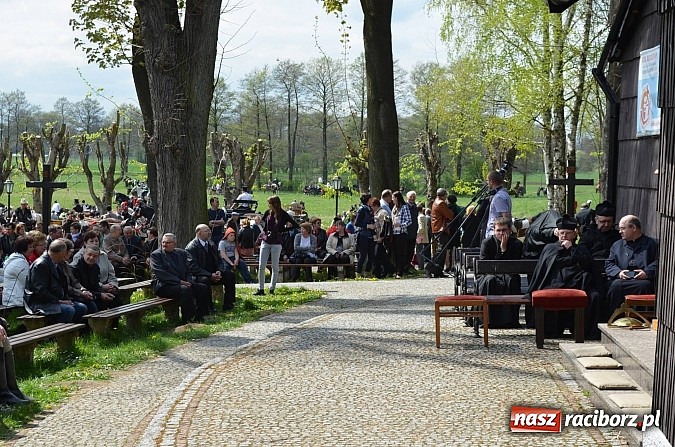 Zdjęcie w galerii na portalu naszraciborz.pl: W Pietrowicach Wielkich szli do cudownego obrazu a potem na obchód pól wiadomości z regionu
