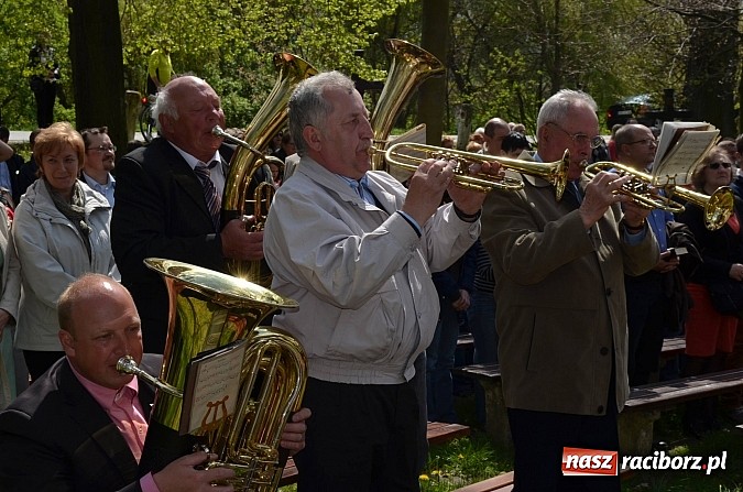 Zdjęcie w galerii na portalu naszraciborz.pl: W Pietrowicach Wielkich szli do cudownego obrazu a potem na obchód pól wiadomości z regionu