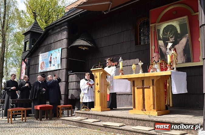 Zdjęcie w galerii na portalu naszraciborz.pl: W Pietrowicach Wielkich szli do cudownego obrazu a potem na obchód pól wiadomości z regionu