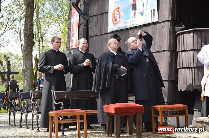 Zdjęcie w galerii na portalu naszraciborz.pl: W Pietrowicach Wielkich szli do cudownego obrazu a potem na obchód pól wiadomości z regionu