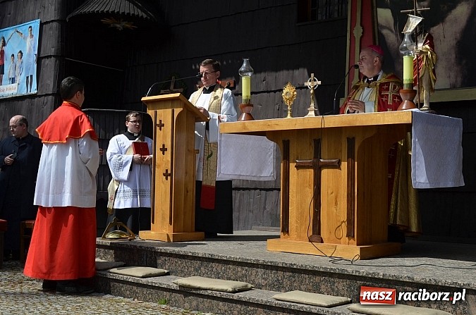 Zdjęcie w galerii na portalu naszraciborz.pl: W Pietrowicach Wielkich szli do cudownego obrazu a potem na obchód pól wiadomości z regionu