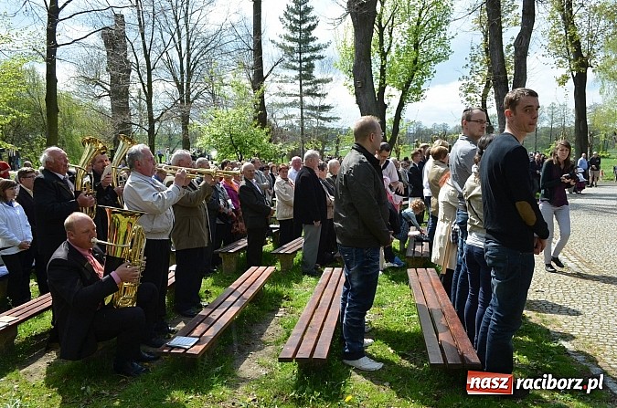 Zdjęcie w galerii na portalu naszraciborz.pl: W Pietrowicach Wielkich szli do cudownego obrazu a potem na obchód pól wiadomości z regionu