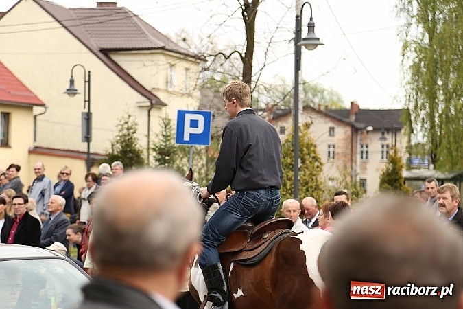 Zdjęcie w galerii na portalu naszraciborz.pl: W Pietrowicach Wielkich szli do cudownego obrazu a potem na obchód pól wiadomości z regionu