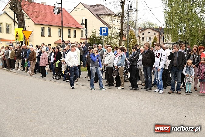 Zdjęcie w galerii na portalu naszraciborz.pl: W Pietrowicach Wielkich szli do cudownego obrazu a potem na obchód pól wiadomości z regionu