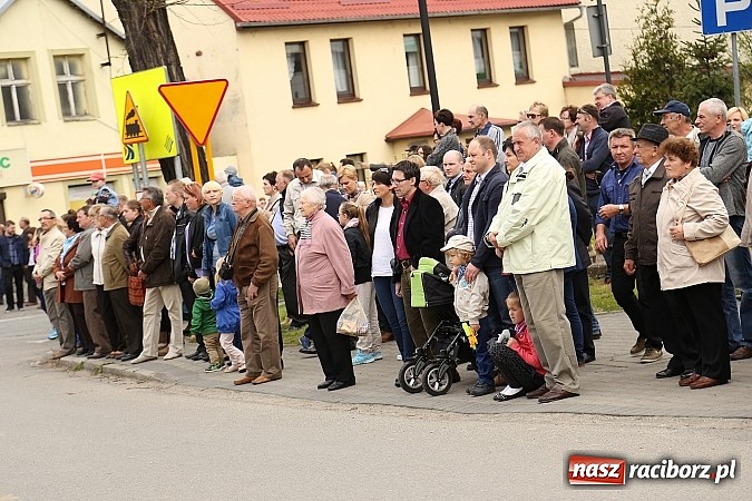 Zdjęcie w galerii na portalu naszraciborz.pl: W Pietrowicach Wielkich szli do cudownego obrazu a potem na obchód pól wiadomości z regionu