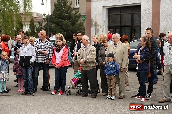 Zdjęcie w galerii na portalu naszraciborz.pl: W Pietrowicach Wielkich szli do cudownego obrazu a potem na obchód pól wiadomości z regionu