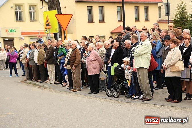 Zdjęcie w galerii na portalu naszraciborz.pl: W Pietrowicach Wielkich szli do cudownego obrazu a potem na obchód pól wiadomości z regionu