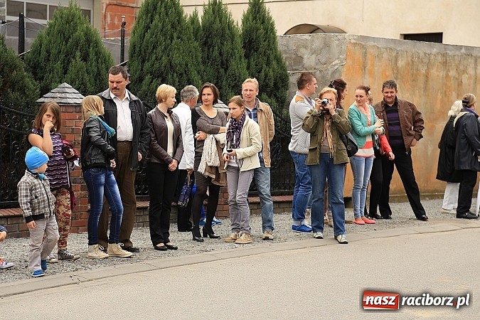 Zdjęcie w galerii na portalu naszraciborz.pl: W Pietrowicach Wielkich szli do cudownego obrazu a potem na obchód pól wiadomości z regionu