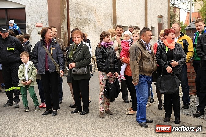 Zdjęcie w galerii na portalu naszraciborz.pl: W Pietrowicach Wielkich szli do cudownego obrazu a potem na obchód pól wiadomości z regionu