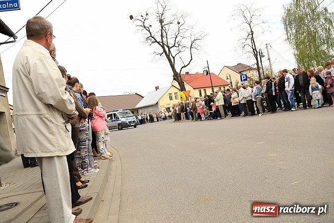 Zdjęcie w galerii na portalu naszraciborz.pl: W Pietrowicach Wielkich szli do cudownego obrazu a potem na obchód pól wiadomości z regionu