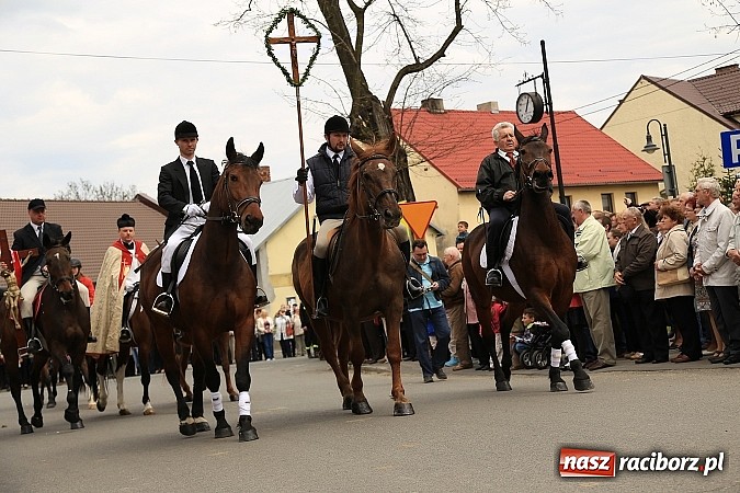 Zdjęcie w galerii na portalu naszraciborz.pl: W Pietrowicach Wielkich szli do cudownego obrazu a potem na obchód pól wiadomości z regionu
