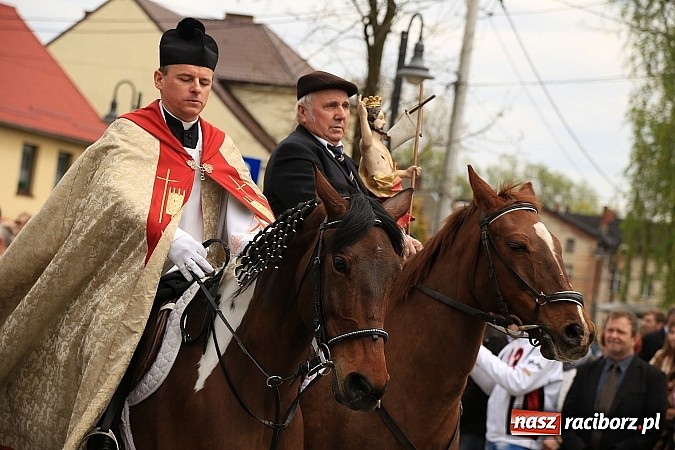 Zdjęcie w galerii na portalu naszraciborz.pl: W Pietrowicach Wielkich szli do cudownego obrazu a potem na obchód pól wiadomości z regionu