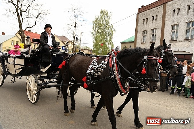 Zdjęcie w galerii na portalu naszraciborz.pl: W Pietrowicach Wielkich szli do cudownego obrazu a potem na obchód pól wiadomości z regionu