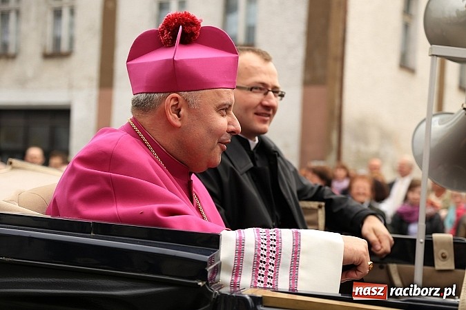 Zdjęcie w galerii na portalu naszraciborz.pl: W Pietrowicach Wielkich szli do cudownego obrazu a potem na obchód pól wiadomości z regionu