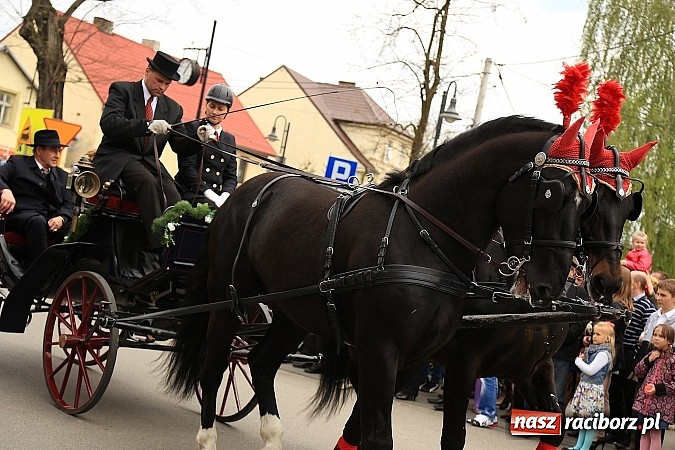Zdjęcie w galerii na portalu naszraciborz.pl: W Pietrowicach Wielkich szli do cudownego obrazu a potem na obchód pól wiadomości z regionu