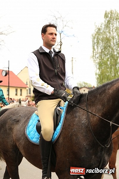 Zdjęcie w galerii na portalu naszraciborz.pl: W Pietrowicach Wielkich szli do cudownego obrazu a potem na obchód pól wiadomości z regionu