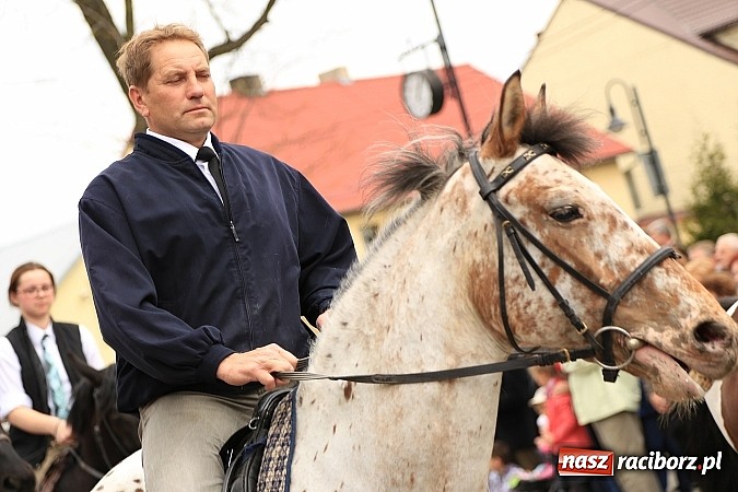 Zdjęcie w galerii na portalu naszraciborz.pl: W Pietrowicach Wielkich szli do cudownego obrazu a potem na obchód pól wiadomości z regionu