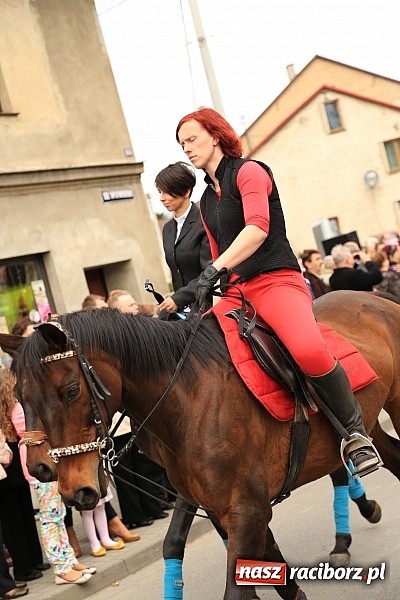 Zdjęcie w galerii na portalu naszraciborz.pl: W Pietrowicach Wielkich szli do cudownego obrazu a potem na obchód pól wiadomości z regionu