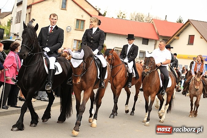 Zdjęcie w galerii na portalu naszraciborz.pl: W Pietrowicach Wielkich szli do cudownego obrazu a potem na obchód pól wiadomości z regionu