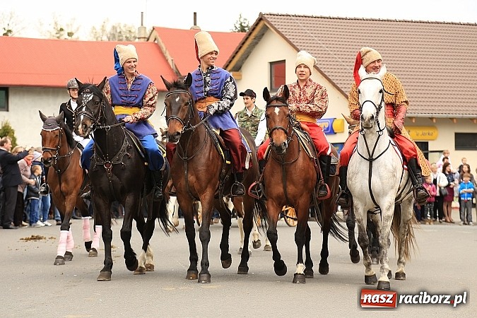 Zdjęcie w galerii na portalu naszraciborz.pl: W Pietrowicach Wielkich szli do cudownego obrazu a potem na obchód pól wiadomości z regionu