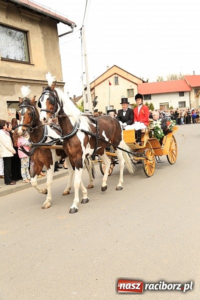 Zdjęcie w galerii na portalu naszraciborz.pl: W Pietrowicach Wielkich szli do cudownego obrazu a potem na obchód pól wiadomości z regionu