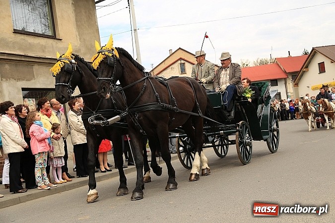 Zdjęcie w galerii na portalu naszraciborz.pl: W Pietrowicach Wielkich szli do cudownego obrazu a potem na obchód pól wiadomości z regionu