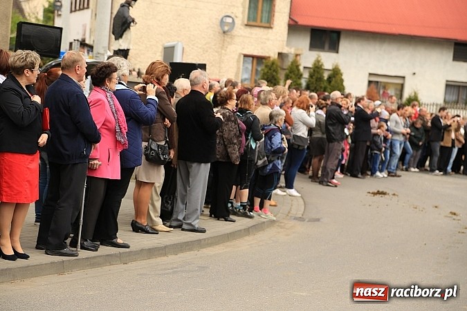 Zdjęcie w galerii na portalu naszraciborz.pl: W Pietrowicach Wielkich szli do cudownego obrazu a potem na obchód pól wiadomości z regionu