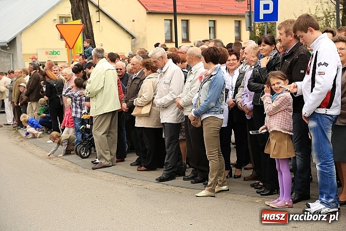 Zdjęcie w galerii na portalu naszraciborz.pl: W Pietrowicach Wielkich szli do cudownego obrazu a potem na obchód pól wiadomości z regionu