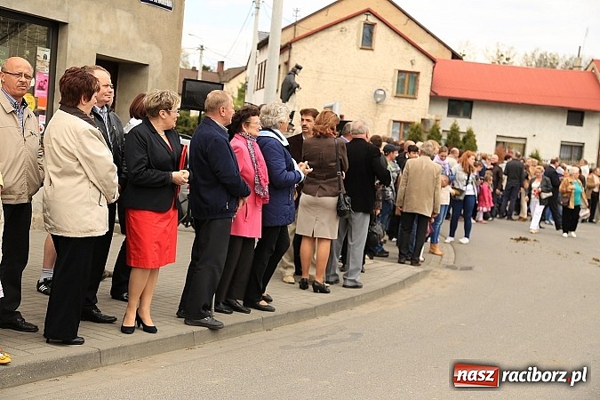 Zdjęcie w galerii na portalu naszraciborz.pl: W Pietrowicach Wielkich szli do cudownego obrazu a potem na obchód pól wiadomości z regionu